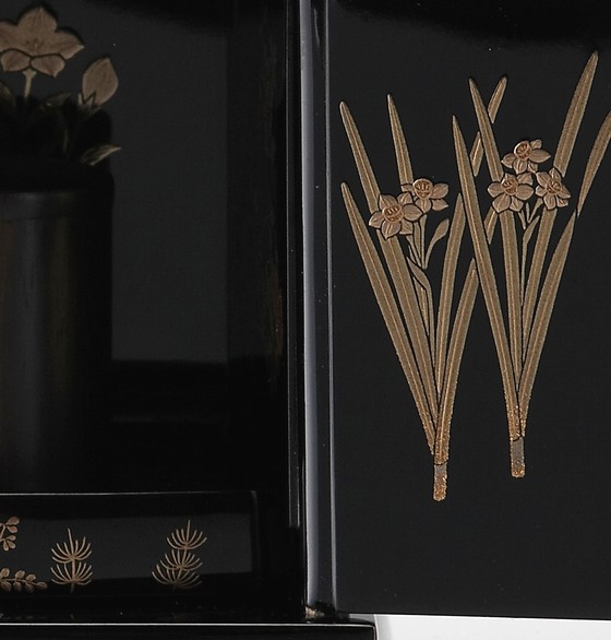 モバイル仏壇（ミニ仏壇） 四季の花を蒔絵にて美しく飾った携帯できる